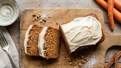 Recept: Healthy Carrot Cake with Light Cream Cheese Frosting