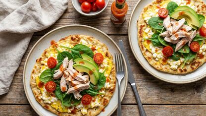 Recept: Cottage Cheese Flatbread with Chicken and Avocado